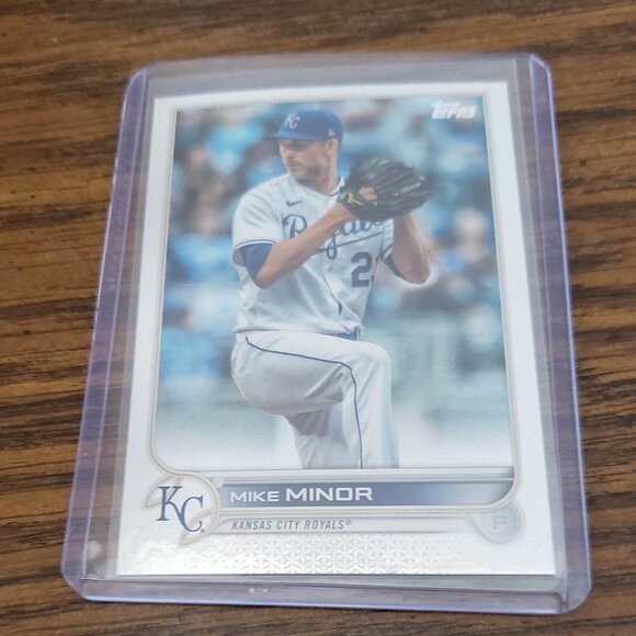 2022 Topps Series 1 Rainbow Foil Mike Minor #155 Kansas City Royals - Picture 2 of 3